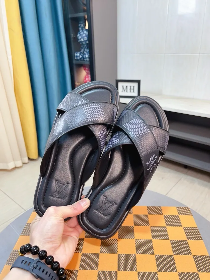 Men's shoes 💰340🌹🌹 (lv-Louis Vuitton) New men's slippers, high-end boutique, exquisite embossed logo decoration on the upper, fine workmanship, super soft soles, casual, loose and comfortable, a must-have in summer! \nsize：38-44